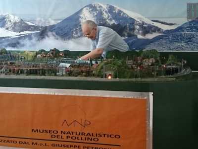 Siamo andati a trovare il 73enne Giuseppe Petrosillo. Lui � un radiotecnico in pensione, ma con la passione per i lavori artigianali e meccanici. Grazie a questa sua predisposizione � riuscito a rimettere in piedi il plastico costruito da un milanese, Giordano Taverna, nel 1956